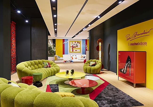 Los colores vibrantes tiñen de alegría esta colección del cineasta manchego.