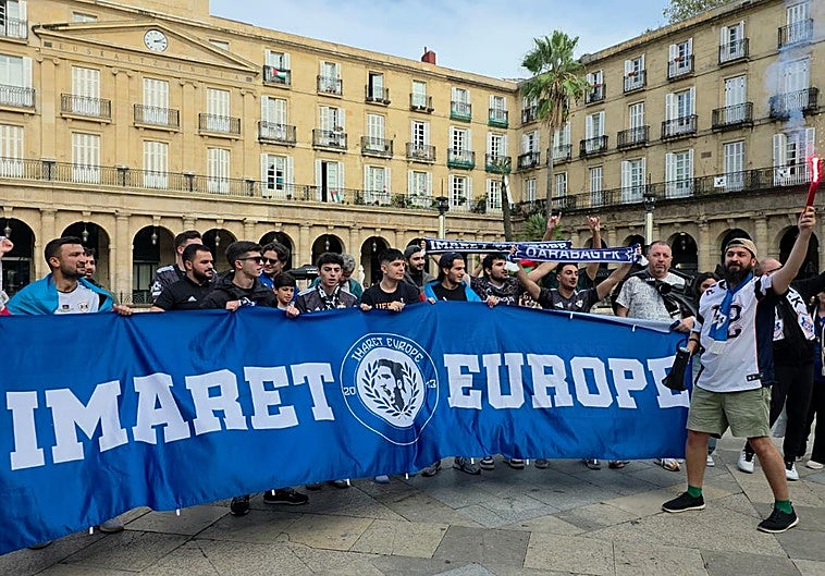 Aficionados del Qarabag en la Plaza Nueva este mediodía.
