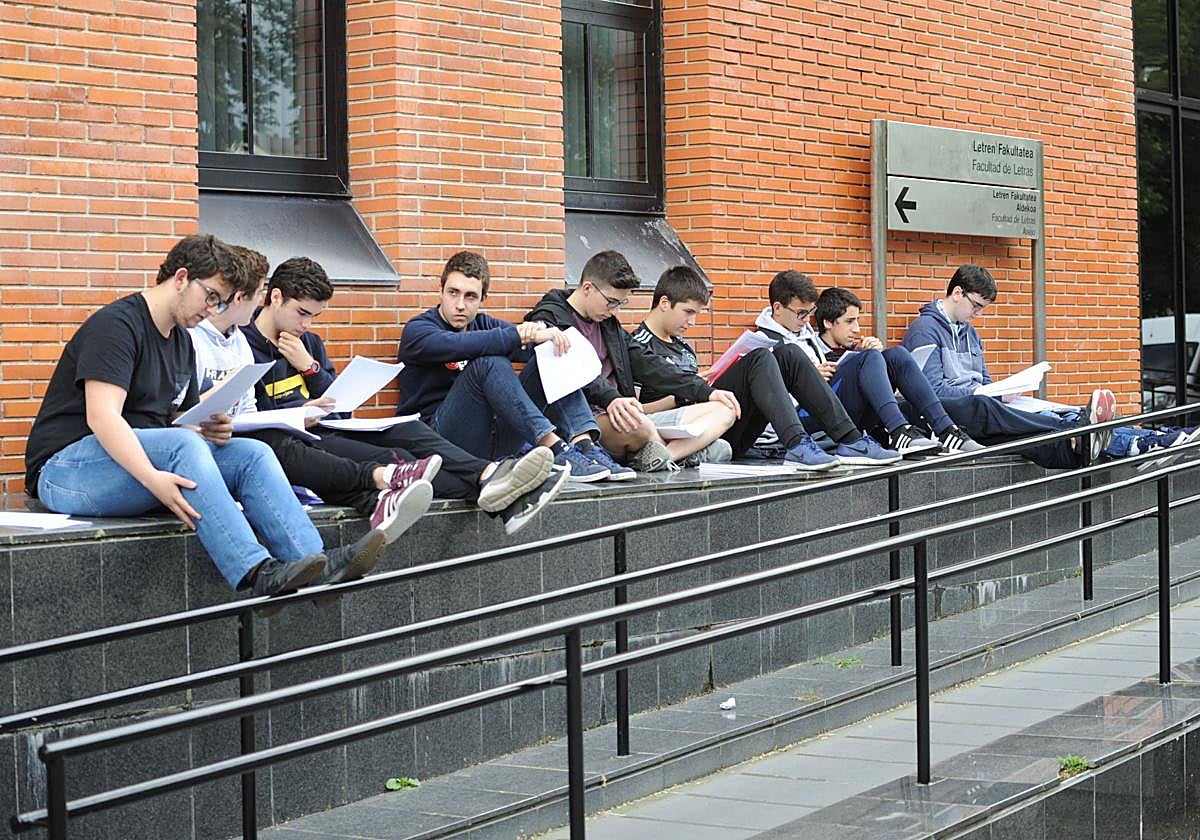 El campus se une a 700 espacios sin humo en Euskadi.