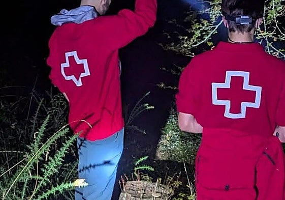 Efectivos de la Cruz Roja durante la búsqueda en Arrieta.