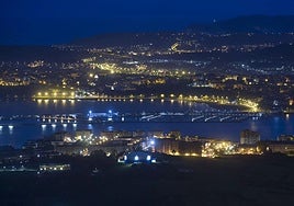Vista nocturna de la localidad de Getxo, con el Puerto Deportivo en el centro de la imagen.