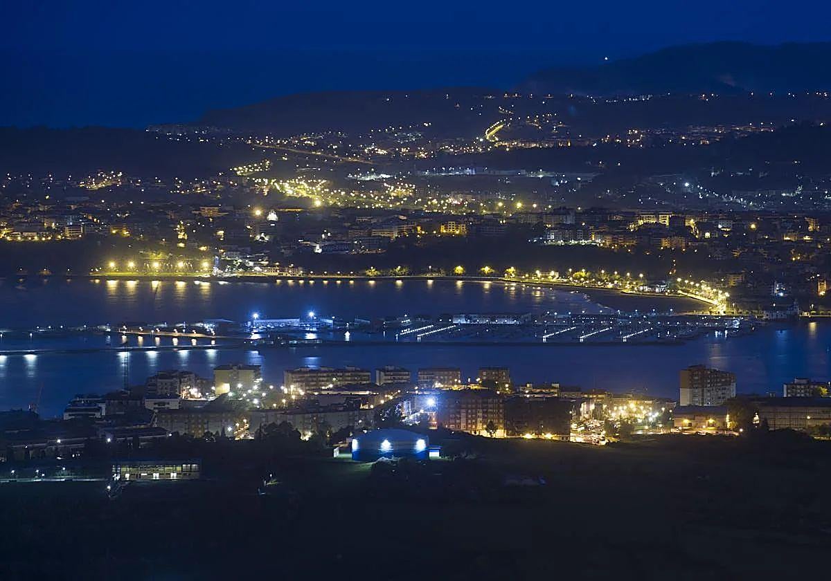 Vista nocturna de la localidad de Getxo, con el Puerto Deportivo en el centro de la imagen.