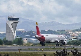 Un avión de Iberia, ajeno a esta información, toma tierra en Loiu, en una imagen de archivo.