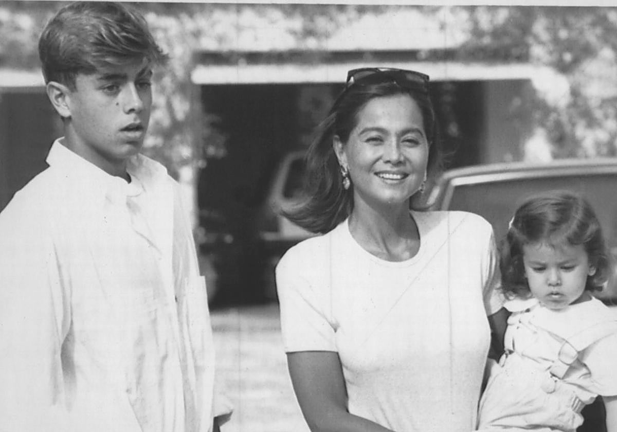 Isabel Preysler con sus hijos Enrique Iglesias y Ana Boyer.