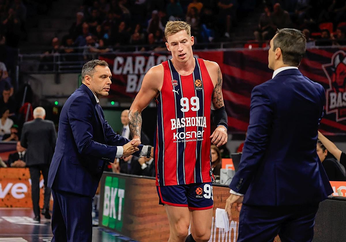 Galbiati y Samanic se saludan en el partido ante el Partizan.
