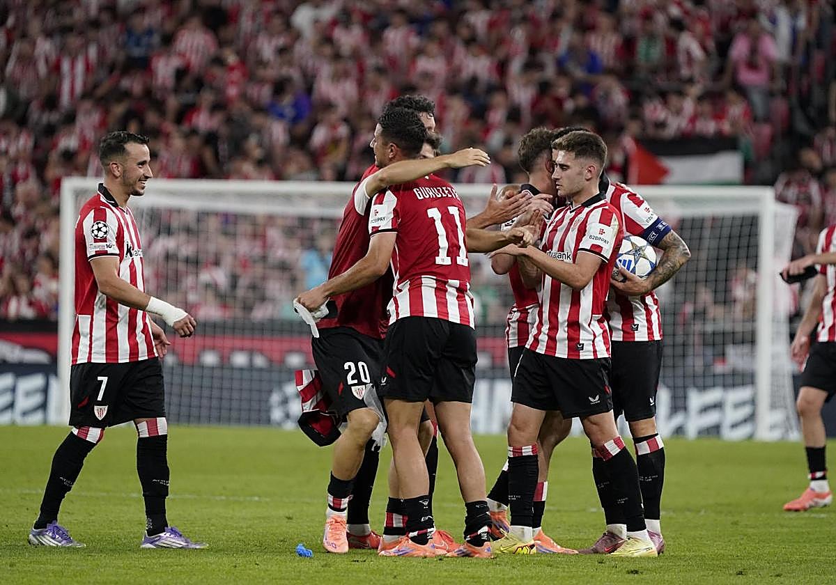 Los jugadores del Athletic celebran el triunfo.