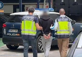 Momento de la detención del aficionado de Herri Norte en Santutxu.