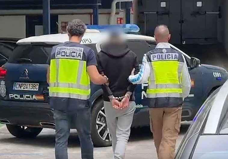 Momento de la detención del aficionado de Herri Norte en Santutxu.