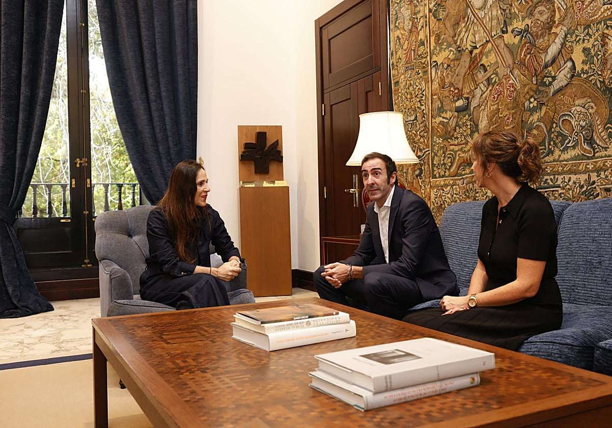 El presidente y la secretaria general de la Autoridad Vasca de Protección de Datos, durante la entrega de la memoria de 2024 en el Parlamento vasco.