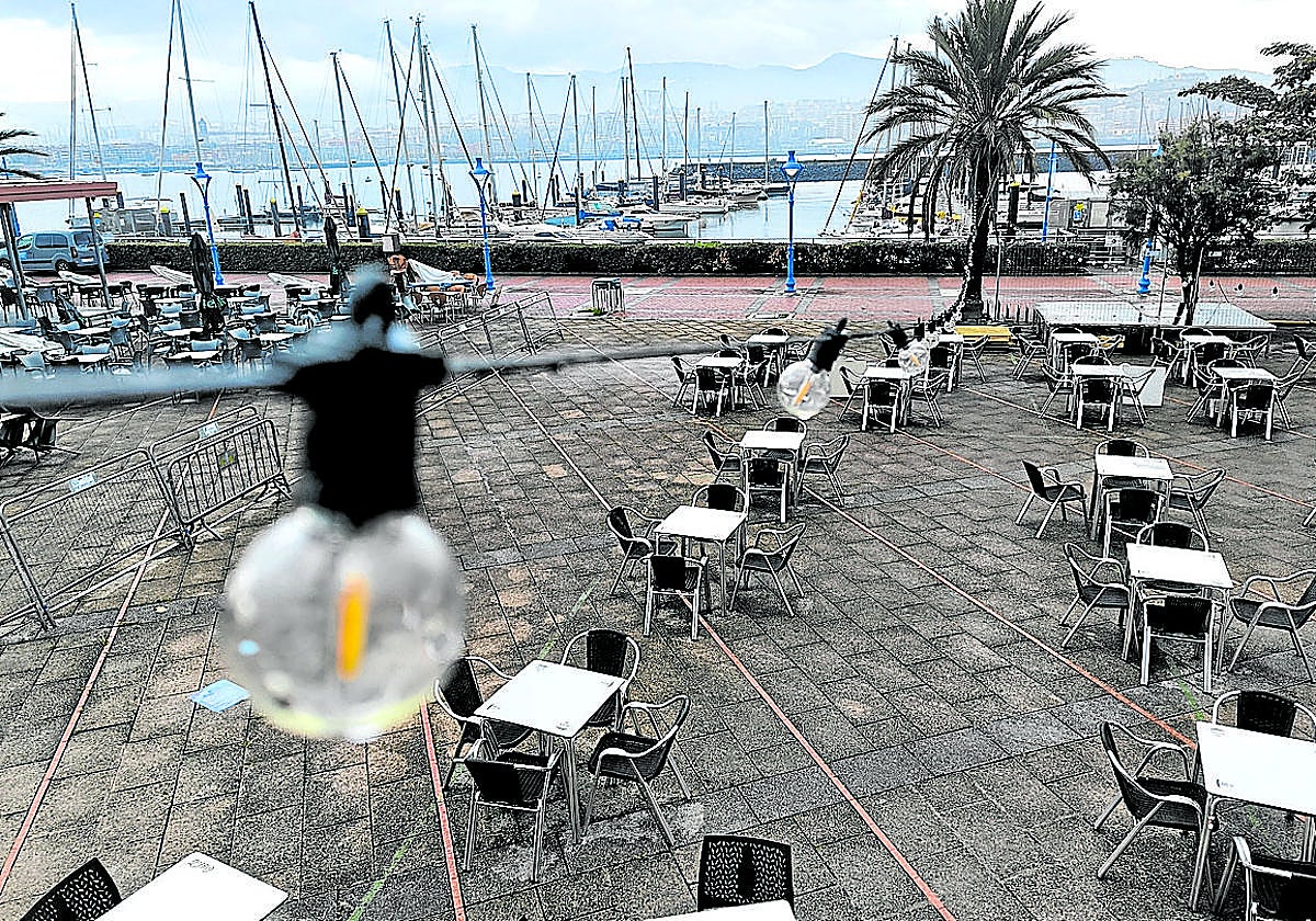 Las obras de revitalización del Puerto Deportivo llevan casi diez meses de retraso.