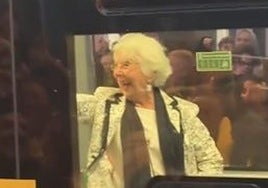La señora mayor que casi le roba el protagonismo a Rosalía en la Gran Vía de Madrid