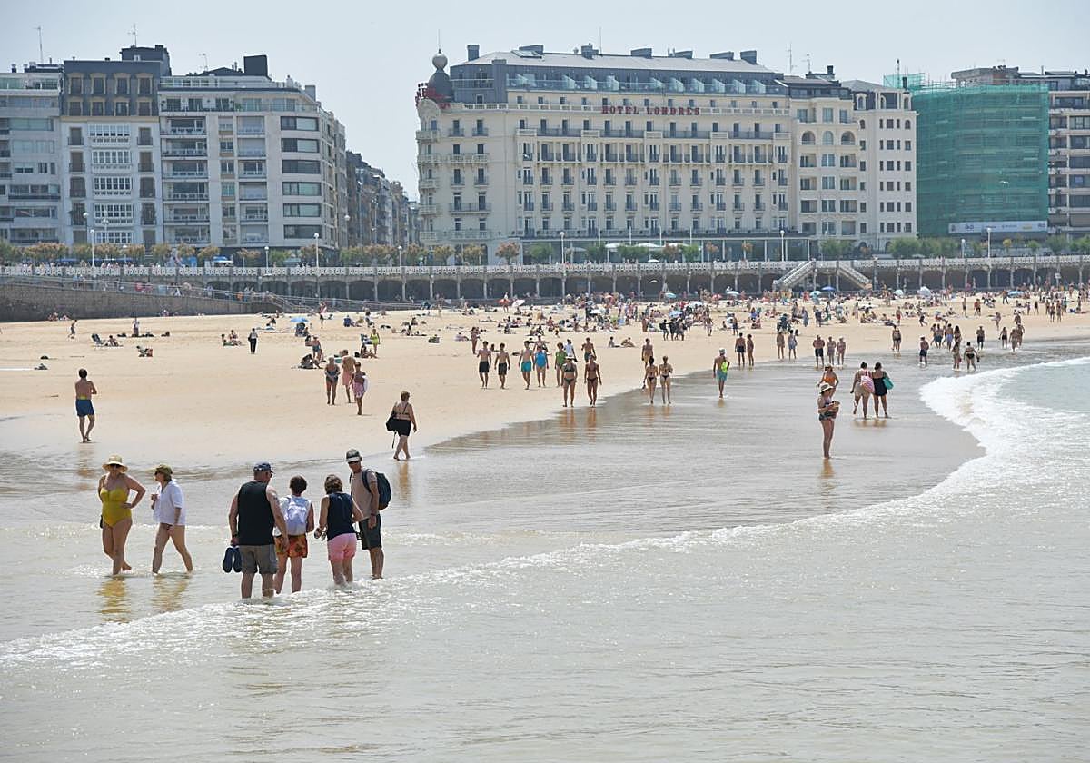 La playa de la Concha en San Sebastián, uno de los municipios con la renta media más alta.