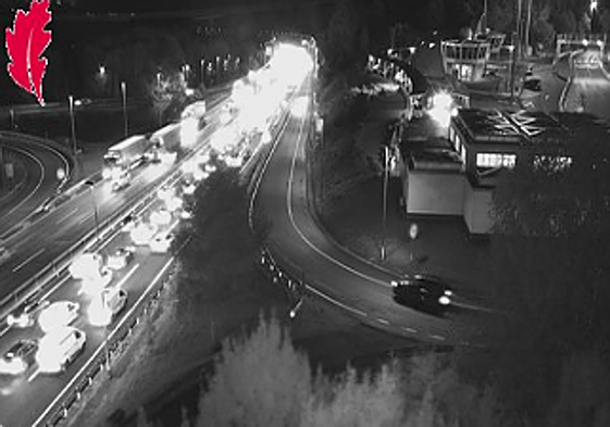 Un choque entre un camión y un coche dificulta el tráfico a primera hora en el Txorierri