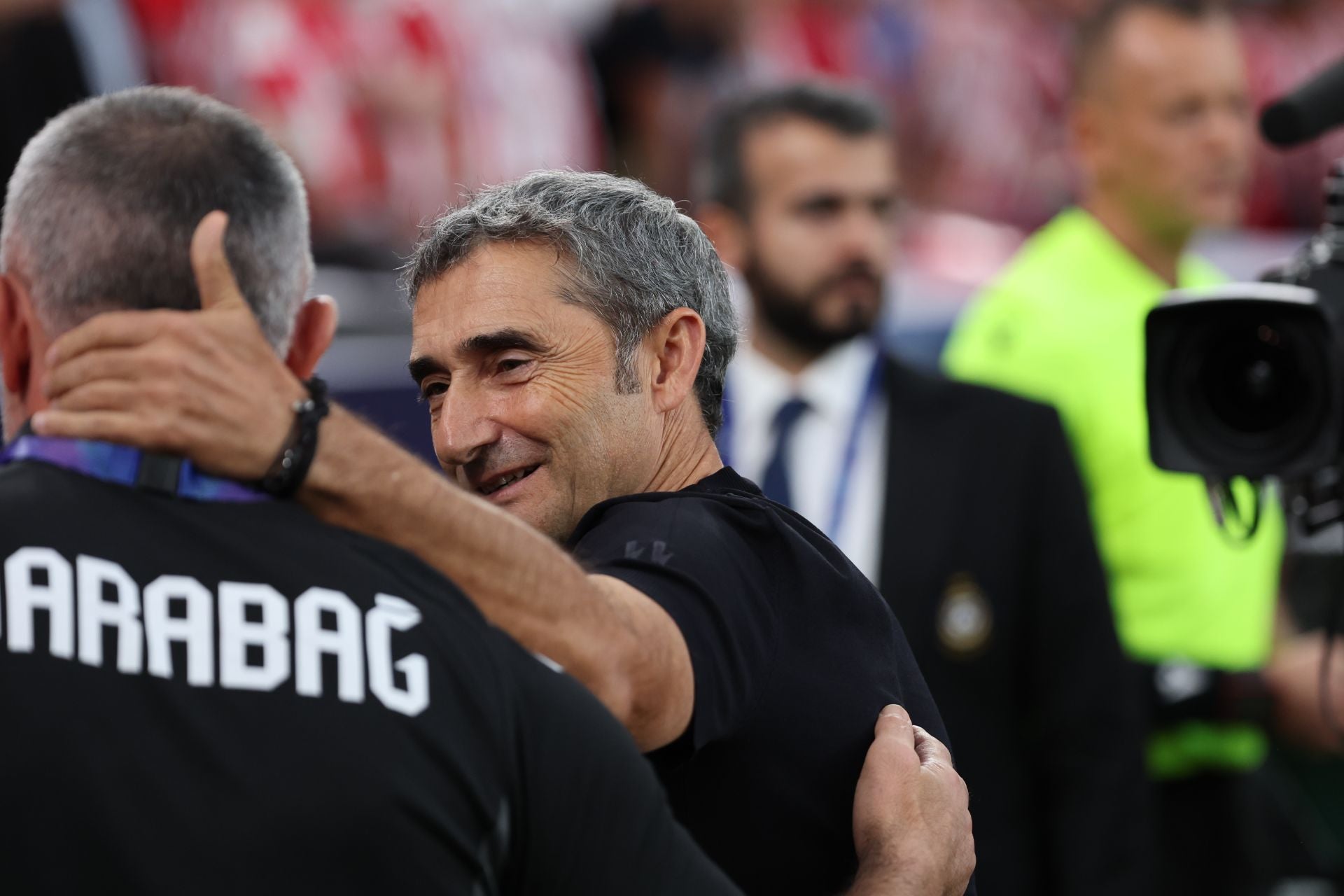 Valverde saluda al técnico del Qarabag, Gurman Gurbanov