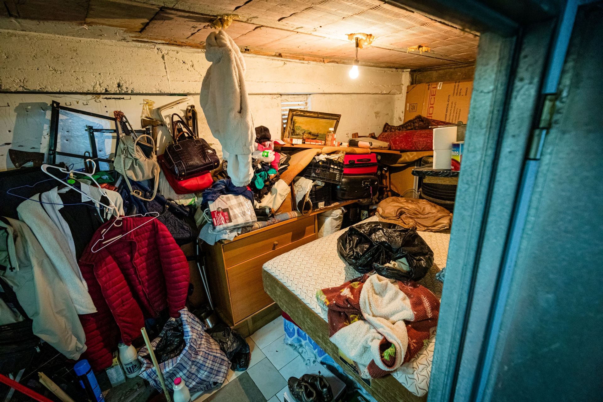 Así era el camarote en el que vivió un año Josefina tras ser okupada su casa en Vitoria