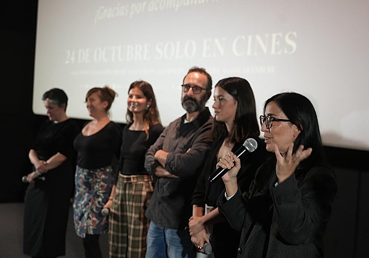 La directora de cine Alauda Ruiz de Azúa, junto al elenco de la película, en el preestreno de 'Los domingos', en Cines Golem Alhóndiga