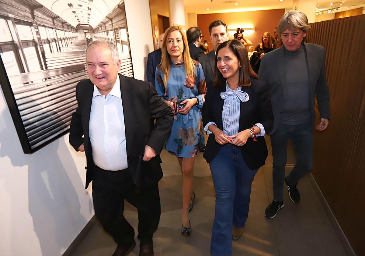 Jordi Hereu junto a Aitana Hernando, Esther Peña y Carlos Martínez.