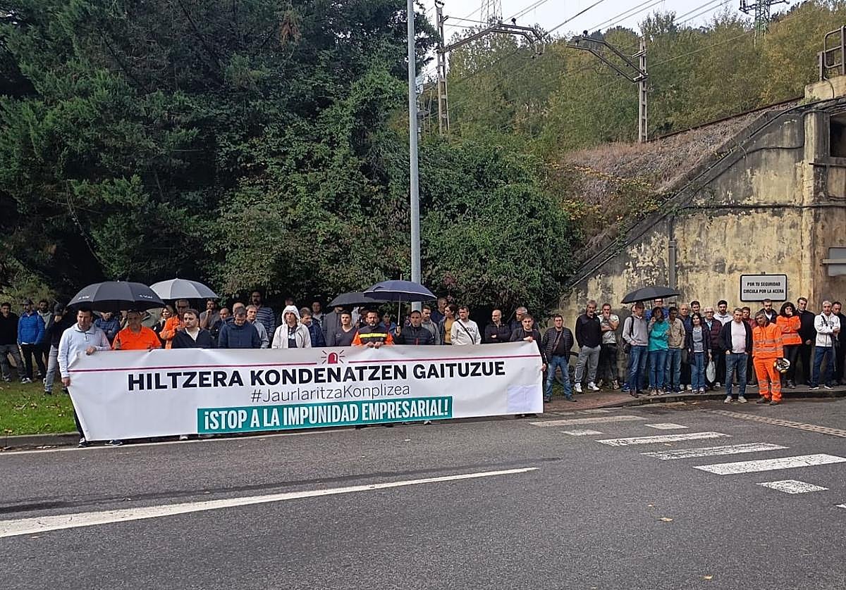Los compañeros del fallecido realizaron este jueves una concentración silenciosa frenta a la fábrica de la empresa.