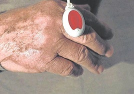 Los usuarios llevan un botón rojo como el de la imagen para pulsar en caso necesario.