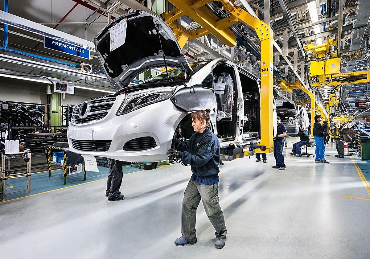 Un operario de la automoción, uno de los sectores más afectados por la crisis arancelaria