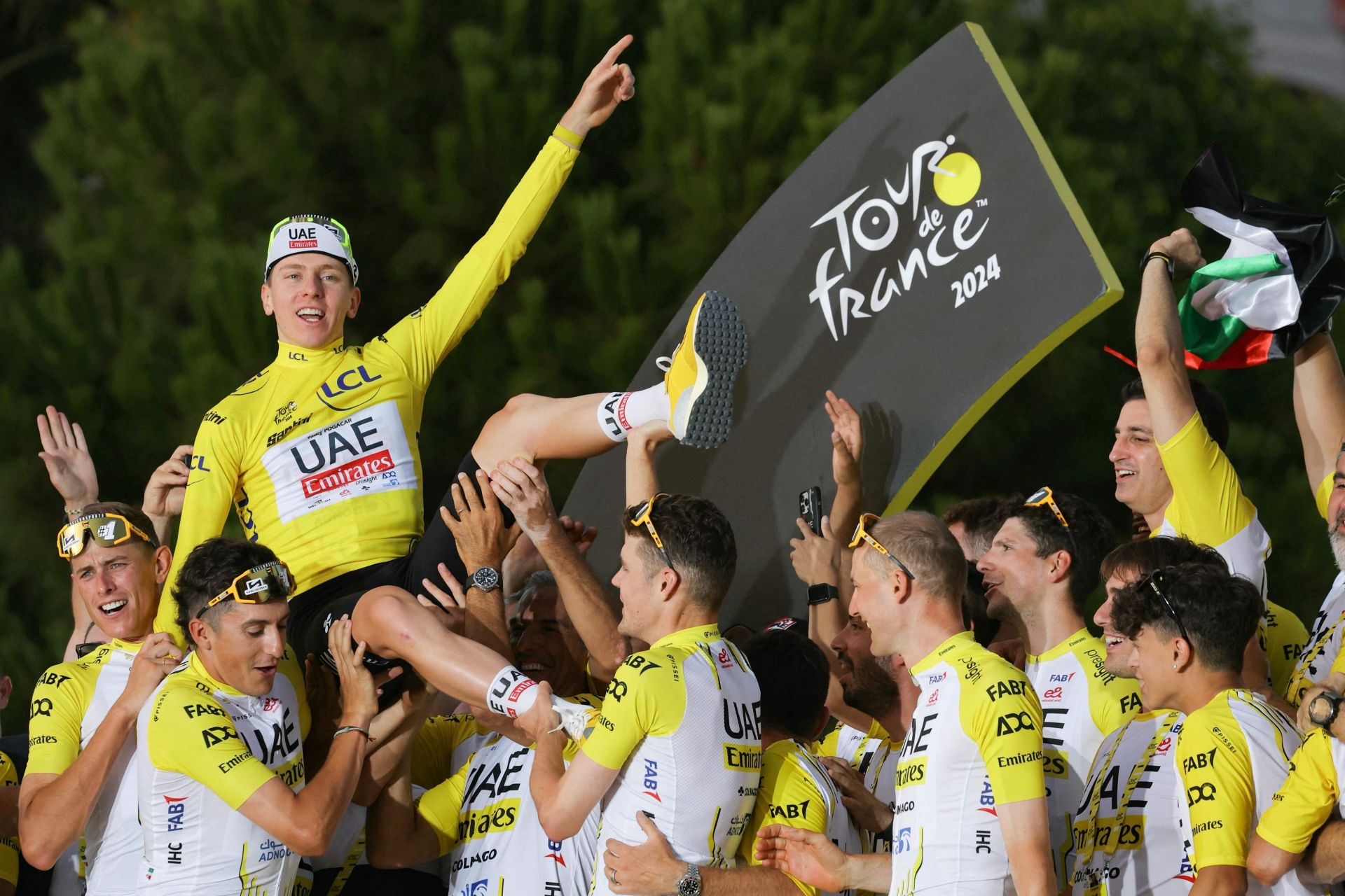 Tadej Pogacar celebra su cuarto Tour con sus compañeros del UAE.