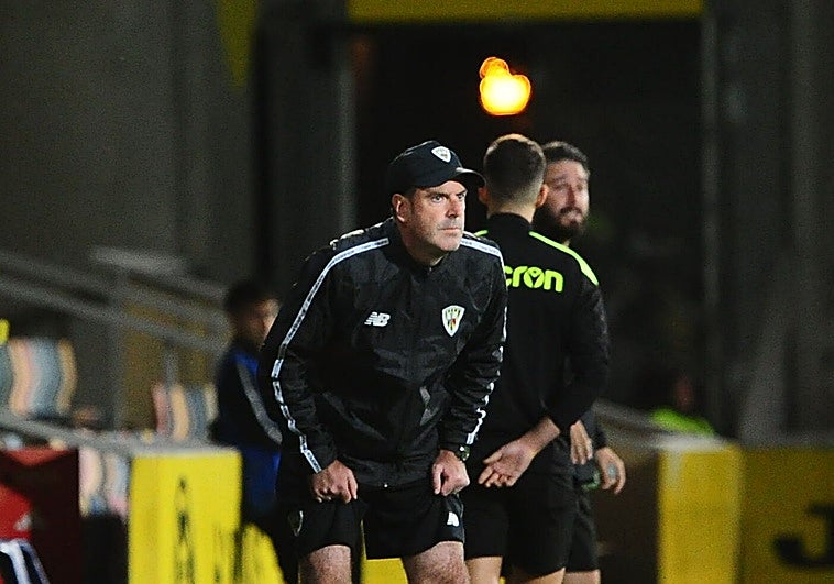 Imanol de la Sota observa atento un partido del Barakaldo.