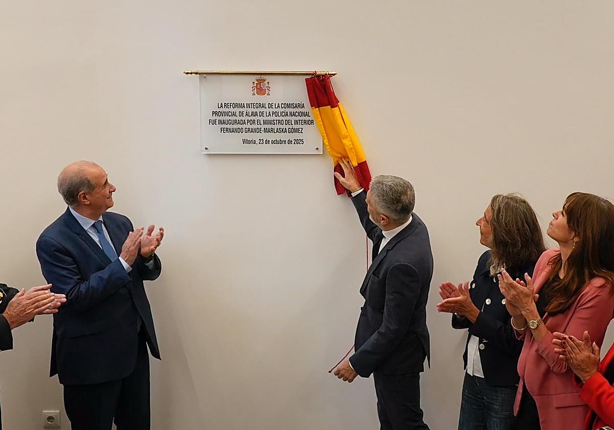 El ministro del Interior, Fernando Grande-Marlaska, inaugura la nueva Comisaría Provincial de Álava.