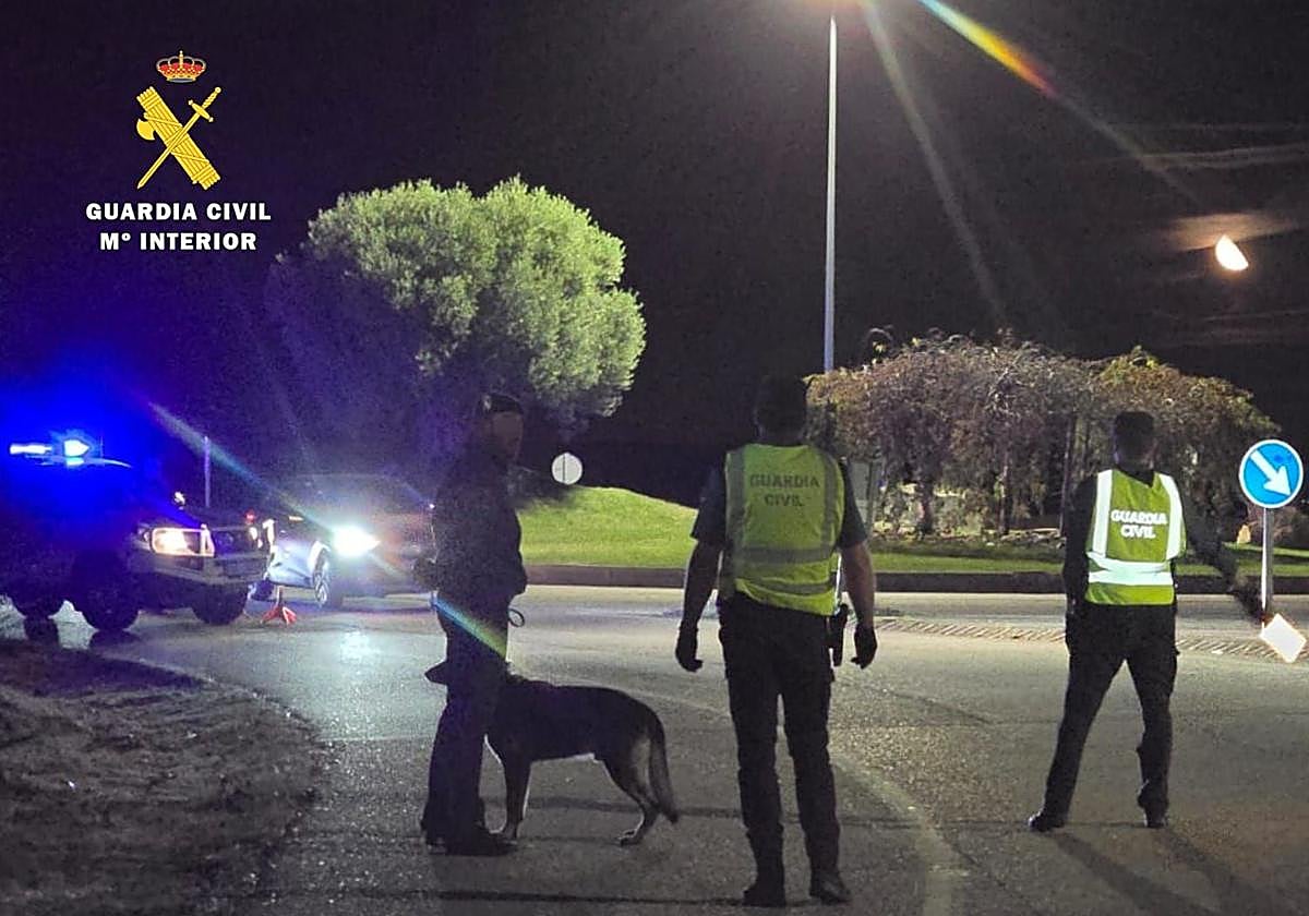 Operativo de la Guardia Civil para recuperar la furgoneta y detener al responsable.