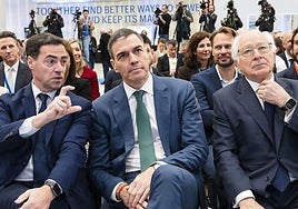 El lehendakari, el presidente del Gobierno y el presidente de ITP, Juan María Nin, en una visita a las instalaciones de la empresa