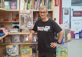 Iñaki Gonzalo, al frente de Casal Liburudenda de Romo, recibirá a los bertsolaris mañana a las 11.00.