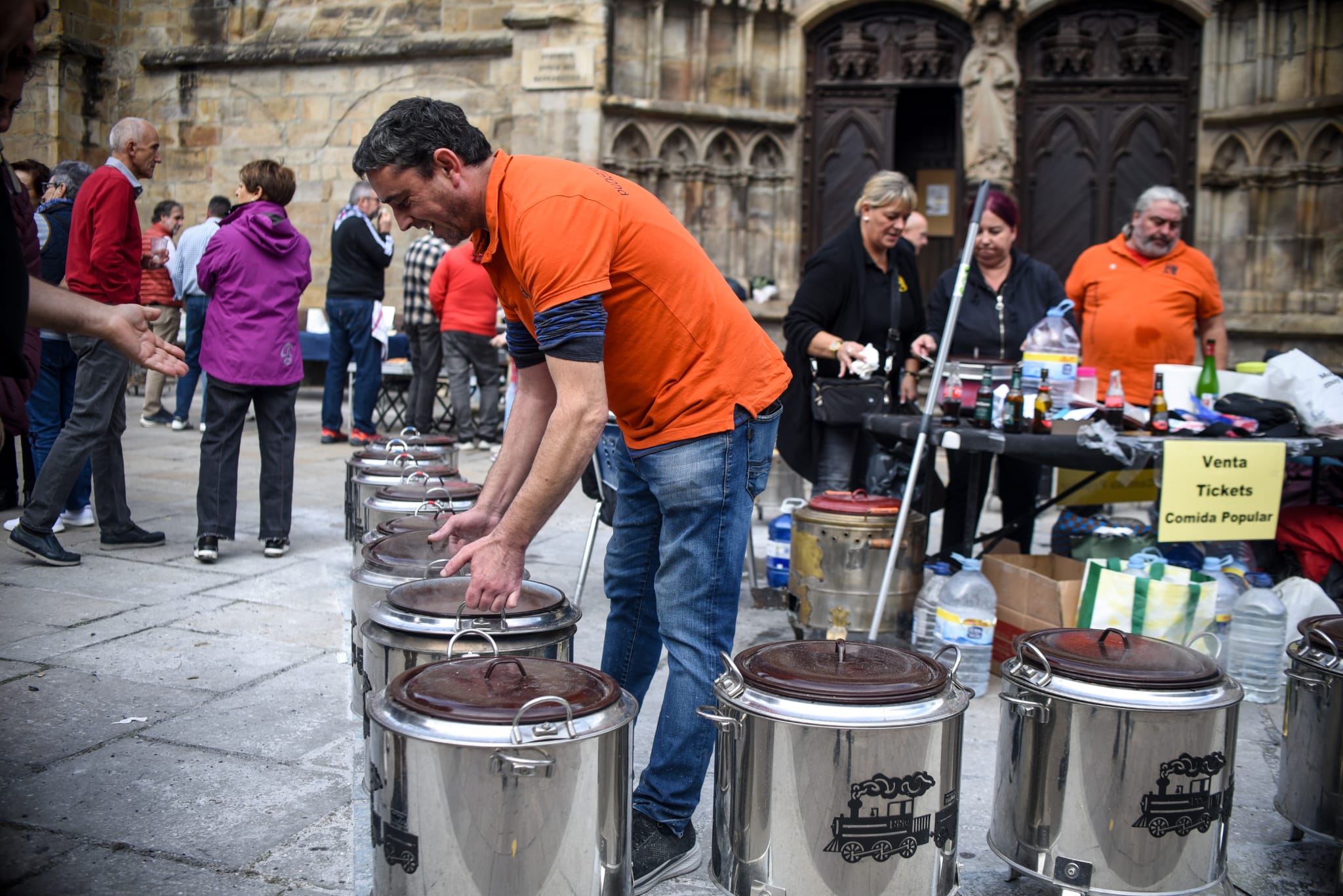 Las putxeras invaden a todo tren Balmaseda, en imágenes