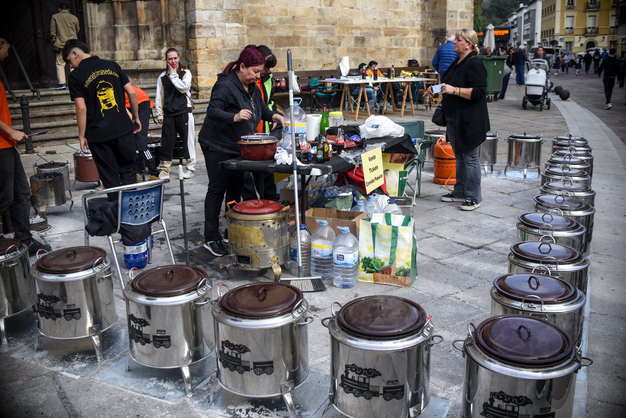 Las putxeras invaden a todo tren Balmaseda, en imágenes