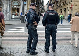 Imagen de archivo de dos agentes de la Ertzaintza.