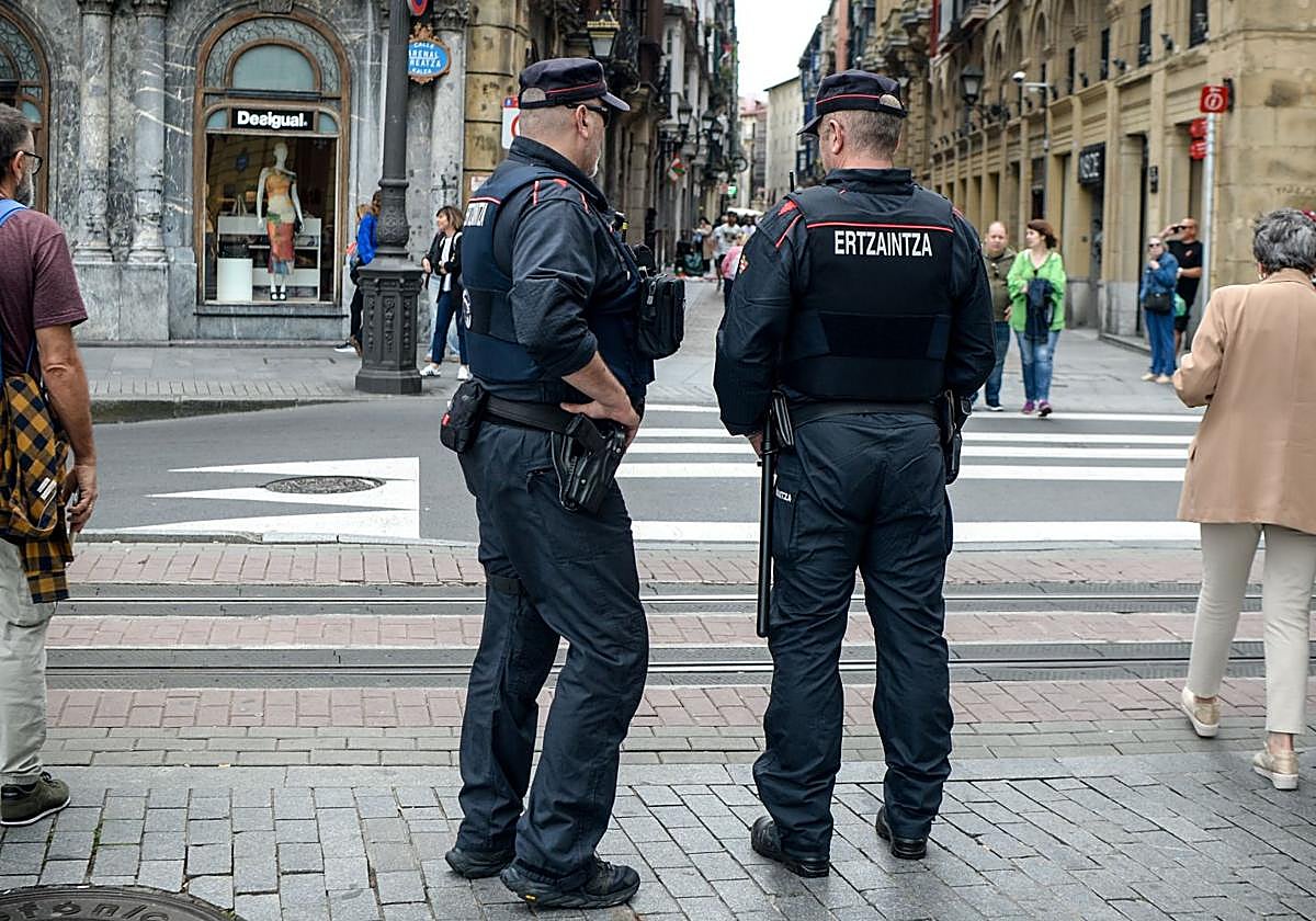Imagen de archivo de dos agentes de la Ertzaintza.