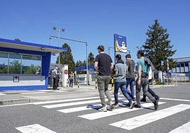 Trabajadores de Michelin, a la entrada de la fábrica de Vitoria