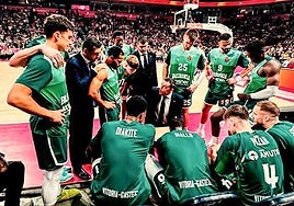 Galbiati se dirige a sus jugadores en un tiempo muerto.