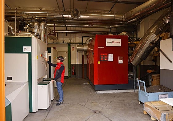 Interior de la central de biomasa del barrio de Coronación.