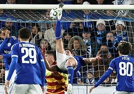 Joaquín Panichelli celebra su gol de chilena con Doué, autor de la asistencia.