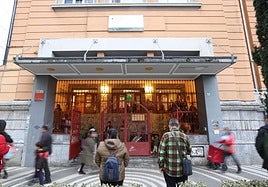 Padres aguardan a la salida de una escuela pública de Bilbao.