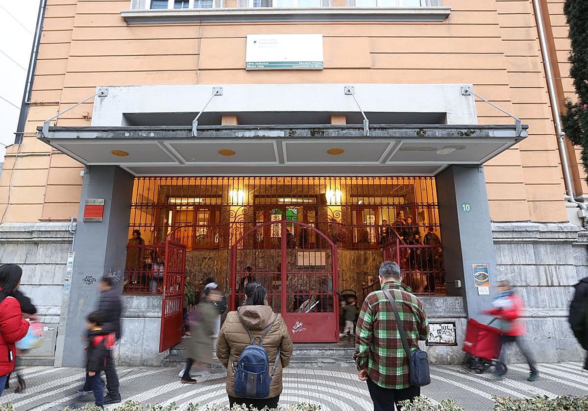 Padres aguardan a la salida de una escuela pública de Bilbao.