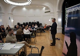 Bingen Zupiria se dirige a los asistentes.