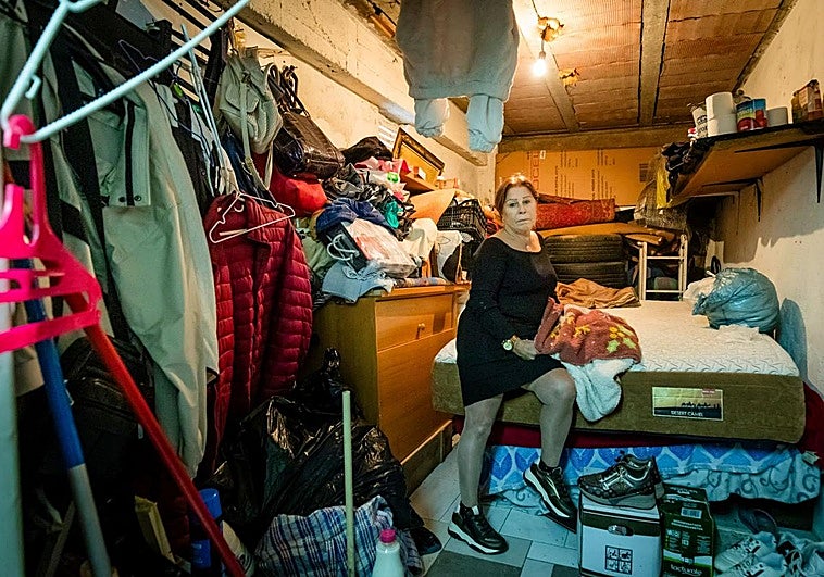 Josefina se sienta sobre el colchón del camarote en el que durmió «un año» al expulsarle de su piso una okupa.