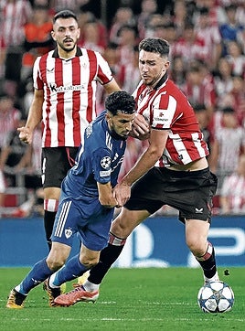 Laporte pelea con un rival del Qarabag ante la mirada de Paredes.