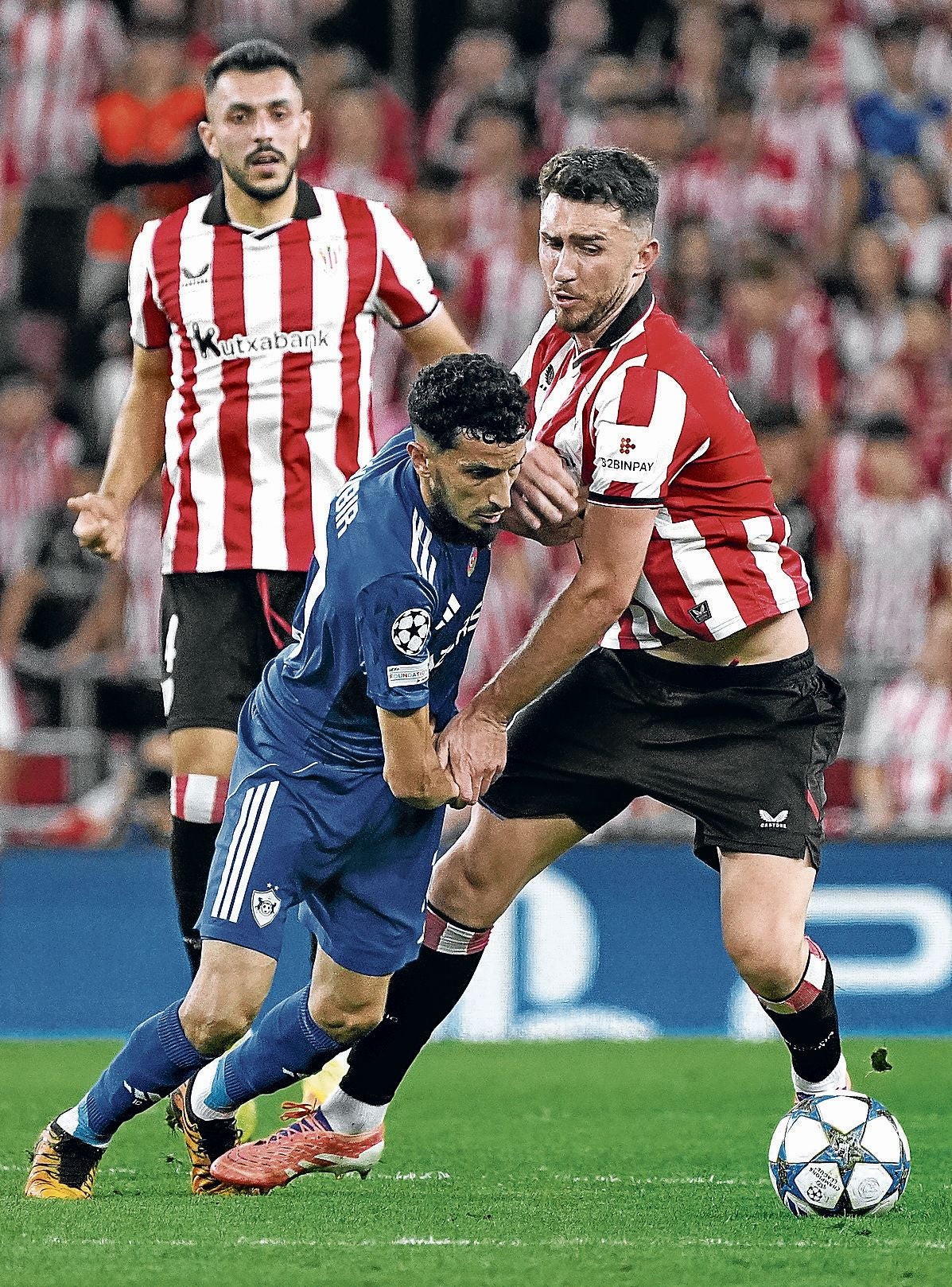 Laporte pelea con un rival del Qarabag ante la mirada de Paredes.