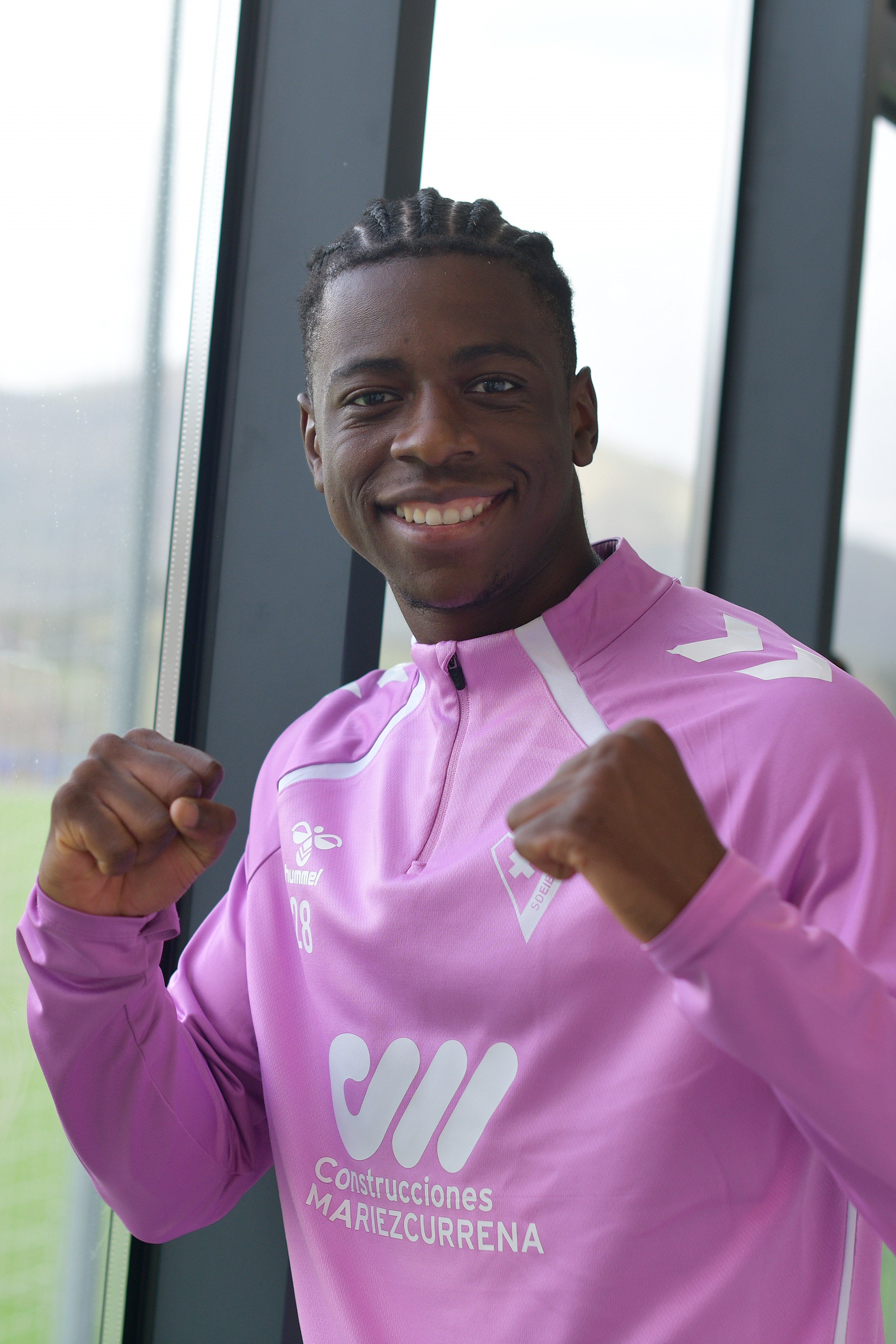 Buta posa en el interior de las instalaciones de Areitio.