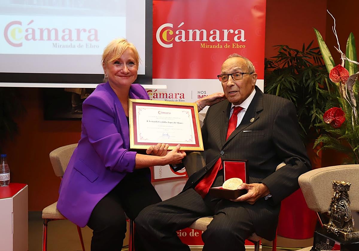 La consejera junto al presidente de la Cámara de Comercio de Miranda, Fernando Escobillas.
