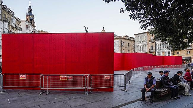 Imagen antes - Desmontan el muro rojo de la Virgen Blanca