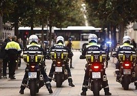Lanza su patinete a un policía tras darle el alto por circular a gran velocidad y en sentido contrario en Vitoria