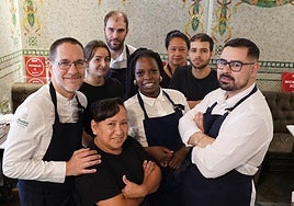 El cocinero Paul Ibarra Larrañaga (50) sentado en una mesa de Los Fueros, local con aire de bistrot que lleva 147 años de vida y que cumple diez con Ibarra a los mandos.