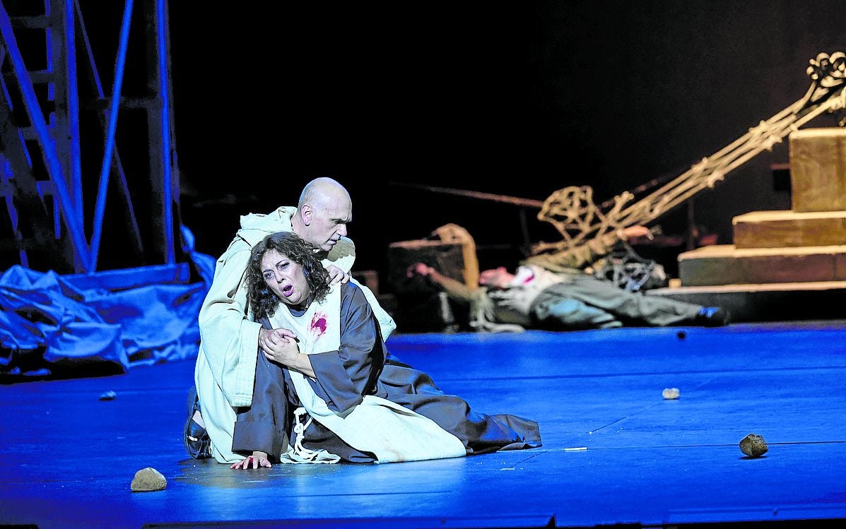 Leonora (Carmen Solís), herida de muerte por su propio hermano, se despide de Álvaro (Angelo Villari).